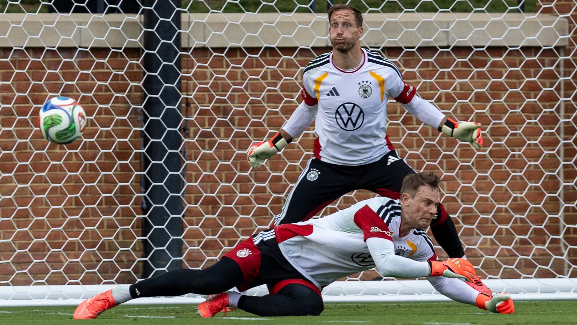 Oliver Baumann and Manuel Neuer training in the USA. Which of the two should be in goal? Oliver Baumann and Manuel Neuer training in the USA. Which of the two should be in goal?