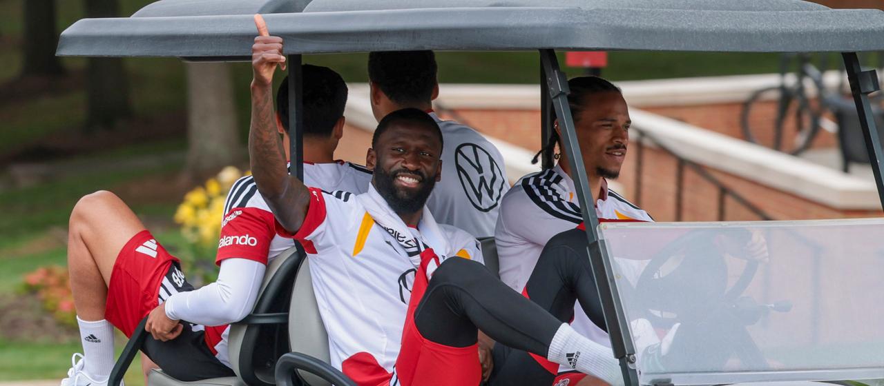 Germany's Antonio Rüdiger (l.) and Leroy Sané drive to training in a good mood
