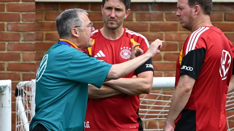 Andreas Rettig (l.), Managing Director of Sport DFB, talks to Benjamin Glück and national coach Julian Nagelsmann (r.). Andreas Rettig (l.), Managing Director of Sport DFB, talks to Benjamin Glück and national coach Julian Nagelsmann (r.).