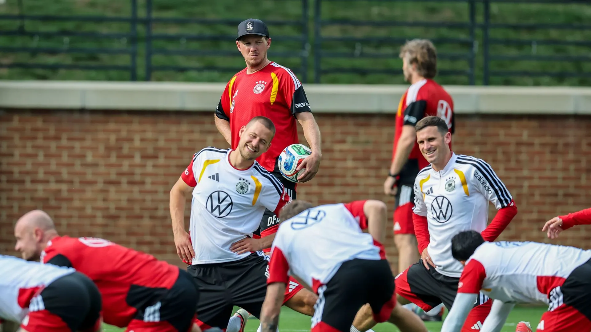 Start in the World Cup quarters: Under the watchful eye of national coach Julian Nagelsmann, the DFB stars completed their first session in Winston-Salem. Start in the World Cup quarters: Under the watchful eye of national coach Julian Nagelsmann, the DFB stars completed their first session in Winston-Salem.
