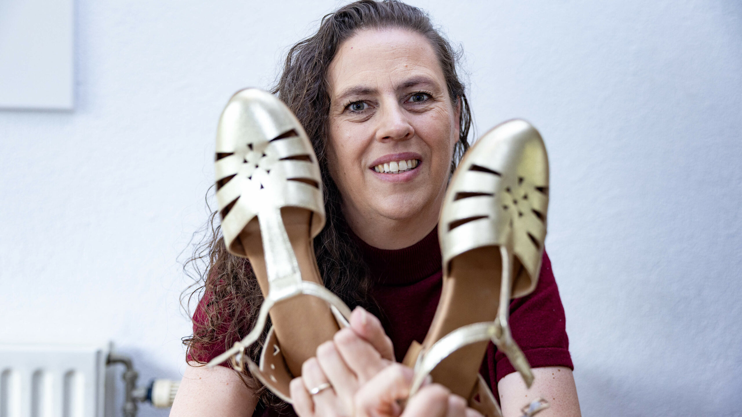 Daniëlle (51) decided after her wedding that she wanted to keep dancing and now dances through many ballrooms with her golden dancing shoes
