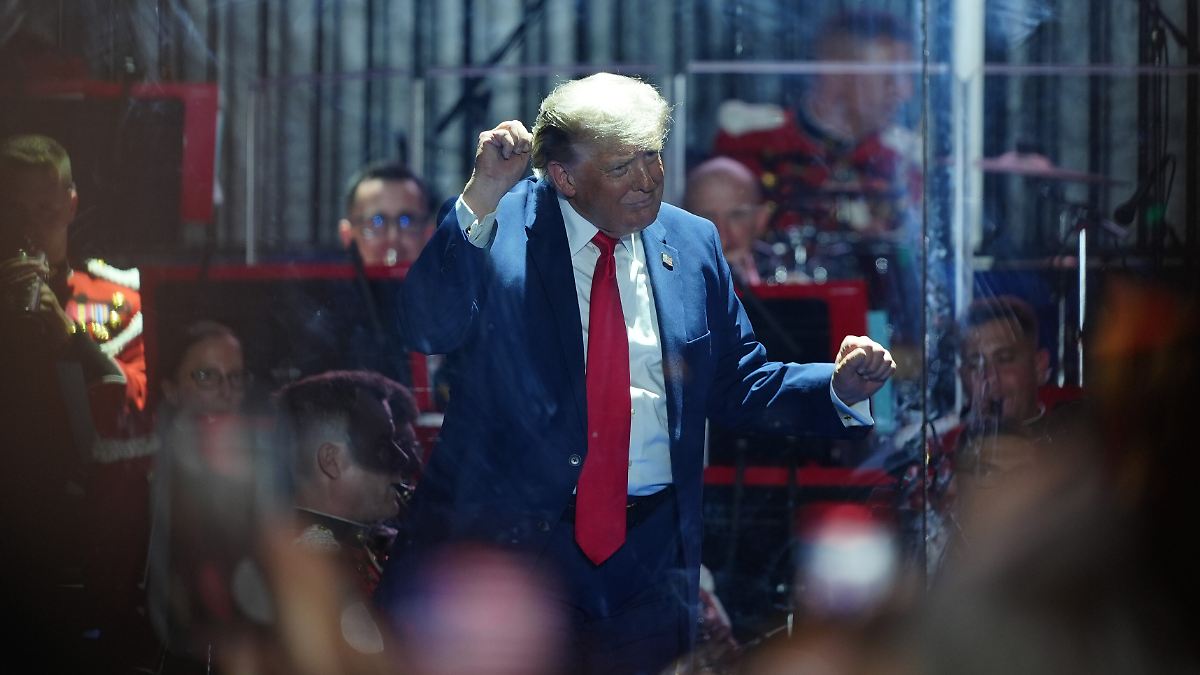 Despite Plummeting Polls, Trump Celebrates Himself at US Independence Day