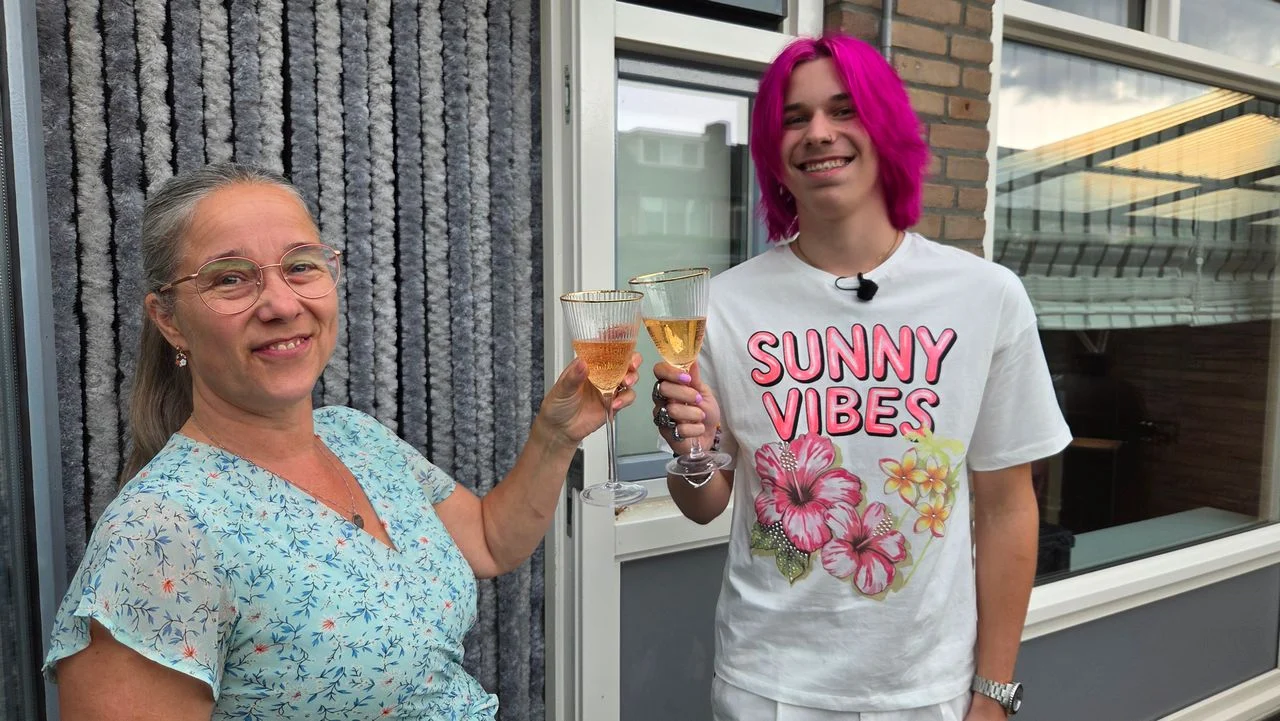 Mother Francis and Storm Breeman toast after the redeeming phone call (photo: Noël van Hooft).