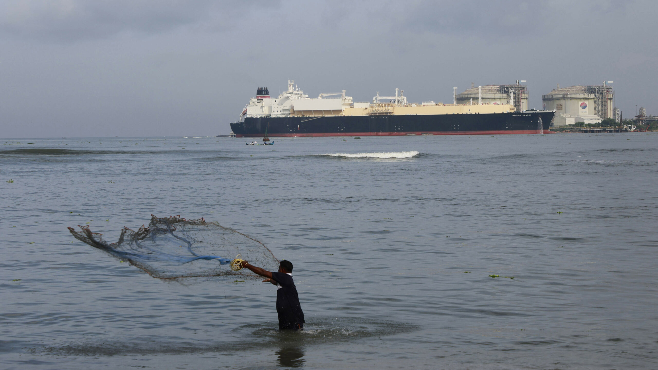 Despite the truce, shipowners have temporarily refrained from sailing through the Strait of Hormuz: ‘Sea mines must be cleared first’