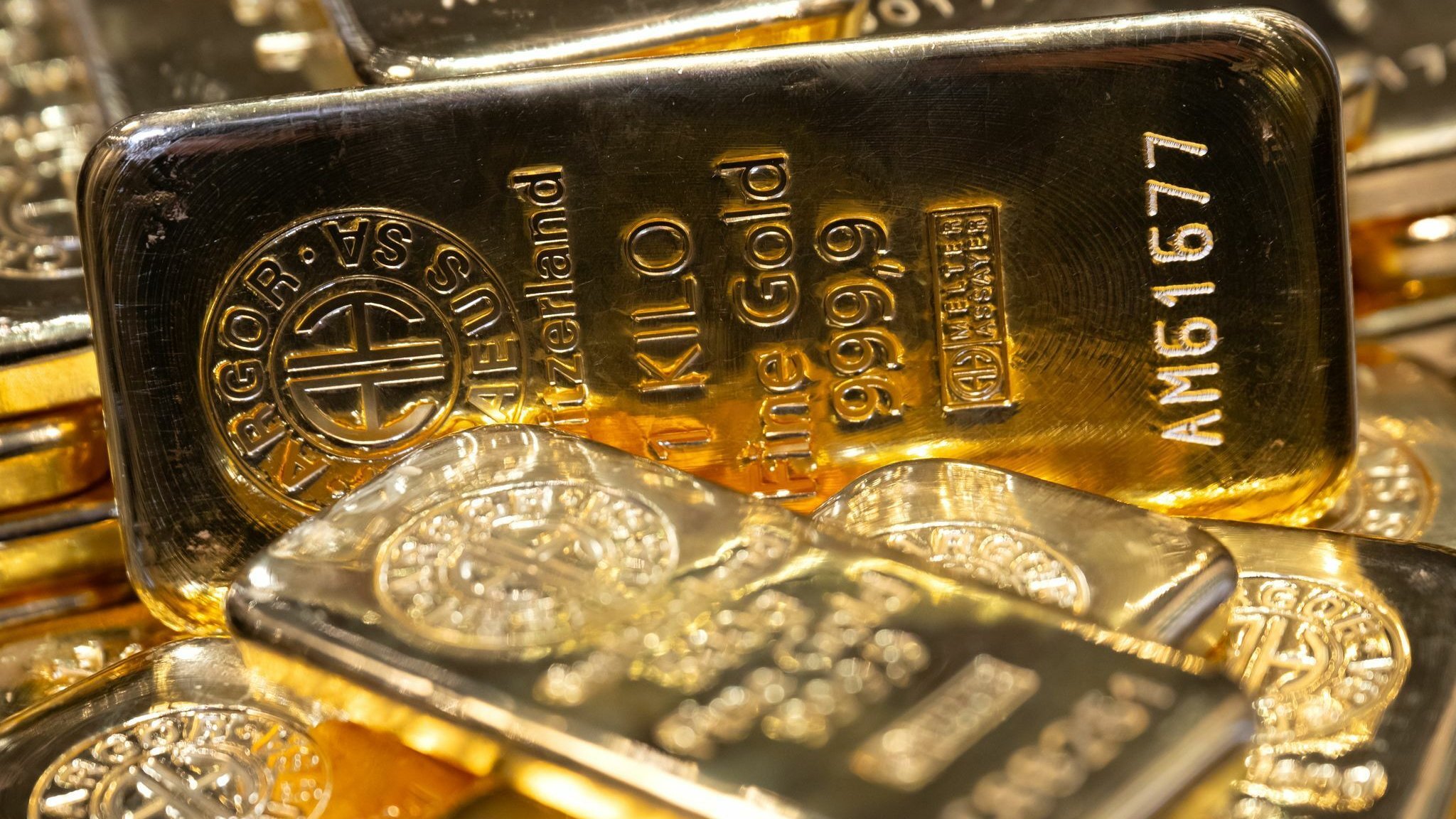 Deutsche Bank Lowers Gold Price Forecast: What This Means for Investors