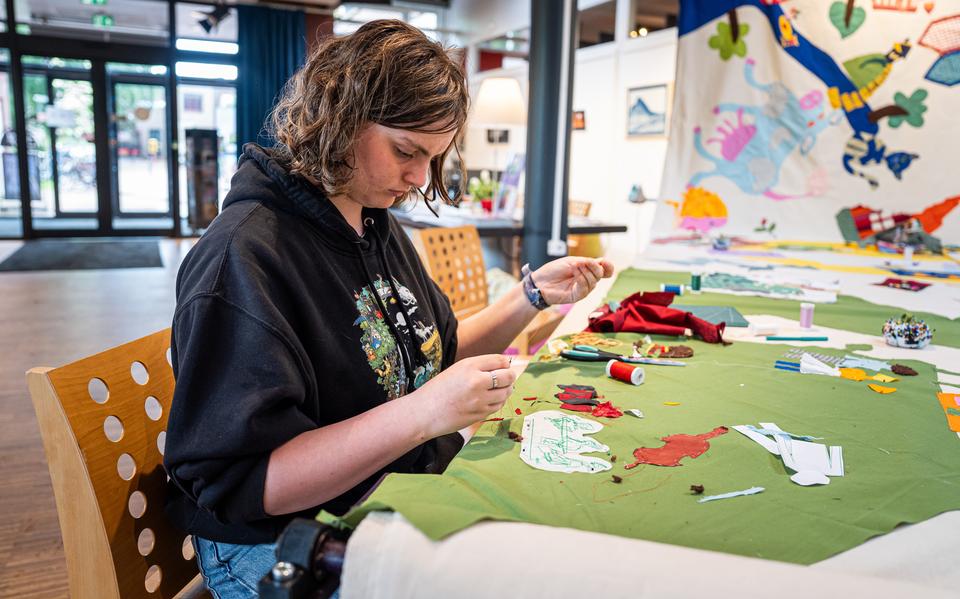 Ella (14) from Haren becomes obsessed with a 30-meter-long roll of fabric in the library. ‘I came back every day this week’