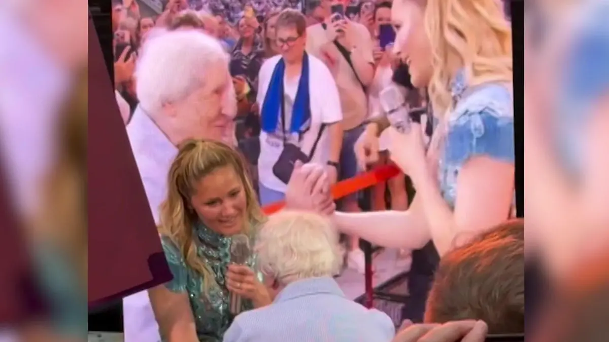 Emotional Surprise: 95-Year-Old Becomes Star at Helene Fischer Concert!