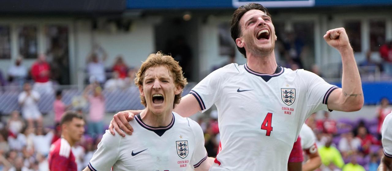 Anthony Gordon (l.) and Declan Rice celebrate during the World Cup test against Costa Rica