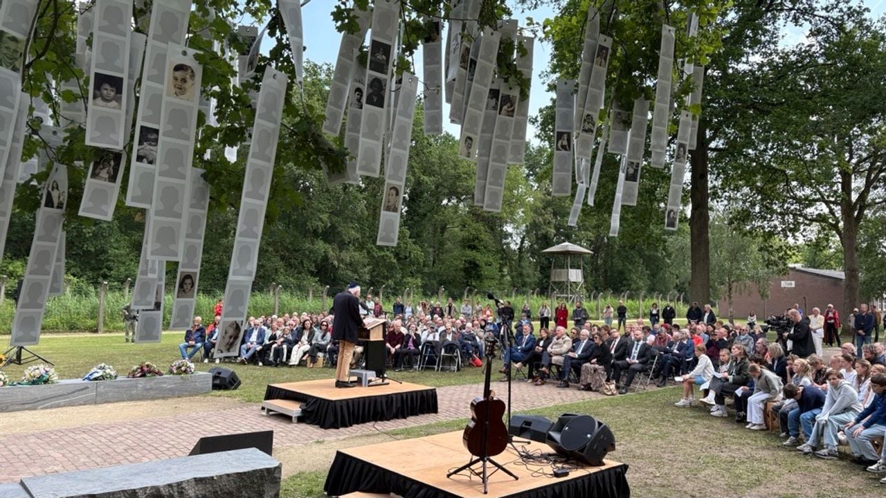 Survivor Dolf Schaap (94) about his time in Camp Vught. In the foreground ribbons with photos of victims of the 1943 children's transport (photo: Ruud Ritzen).