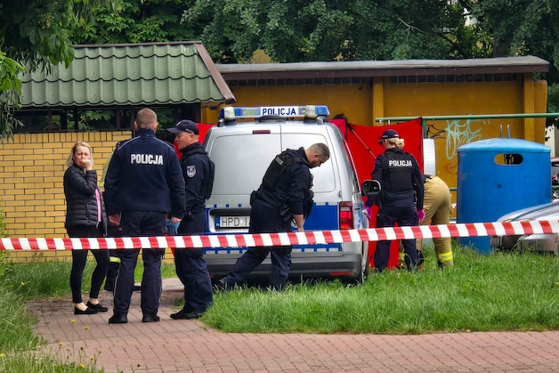 The Poolse politie onderzoekt de plek van de misdaad.
