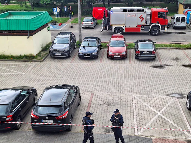 The Poolse politie onderzoekt de plek van de misdaad.