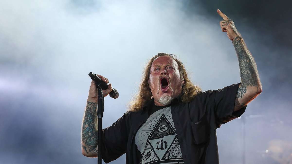 Extreme Heat Crisis: Fans Collapse at Concert Amidst 40°C Chaos
