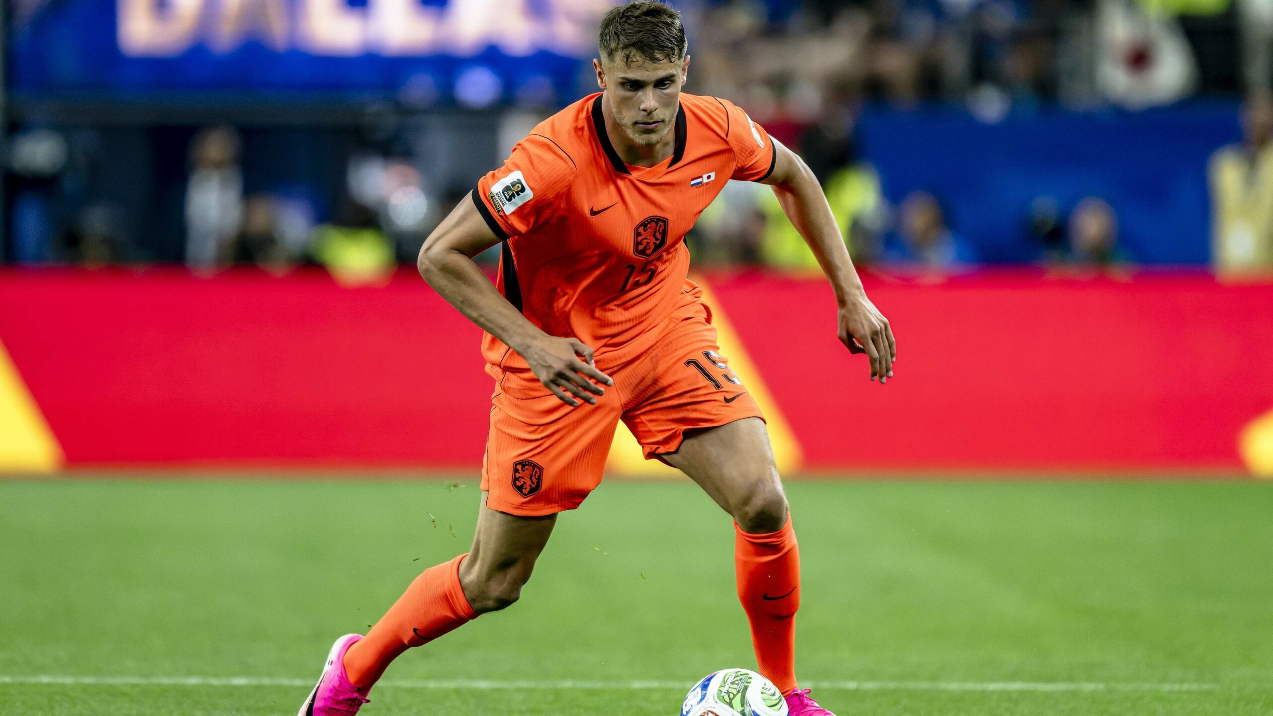 FC Barcelona and Liverpool are knocking on the door for Dutch international Micky van de Ven (25)