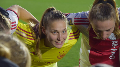 FC Bayern signs Orange star