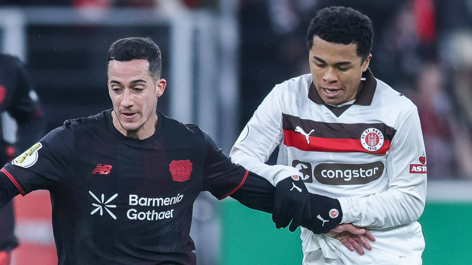 Joel Chima Fujita (r.) in a duel with Lucas Vazquez (l.): Most recently, FC St. Pauli was eliminated in the cup quarter-finals against Bayer 04 Leverkusen. Joel Chima Fujita (r.) in a duel with Lucas Vazquez (l.): Most recently, FC St. Pauli was eliminated in the cup quarter-finals against Bayer 04 Leverkusen.