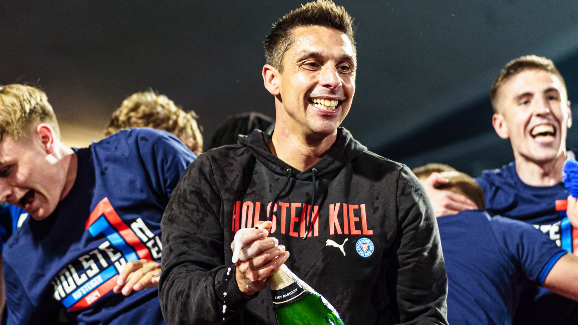 Marcel Rapp celebrates with fans (archive photo): In 2024, the coach led Holstein Kiel into the Bundesliga.