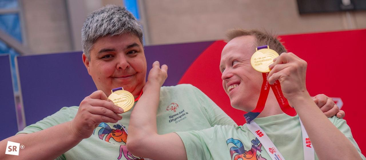 Hanni Kjeldsen and Thomas Hartmann are happy about their gold medal at the Special Olympics bocce tournament
