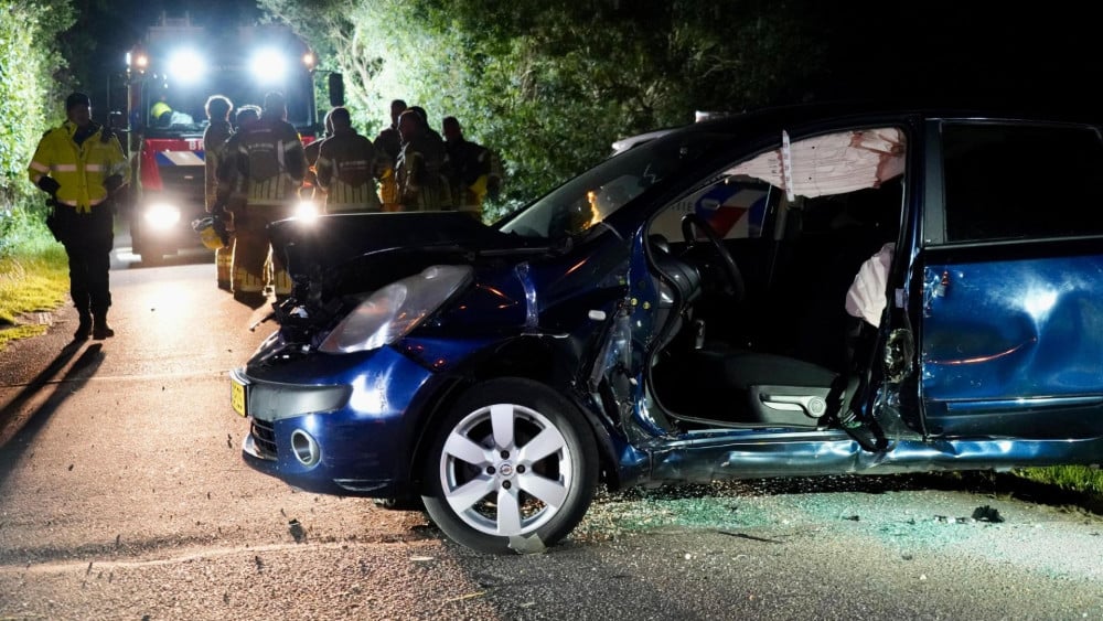 Fire brigade rescues people from car in serious Hippolytushoef accident