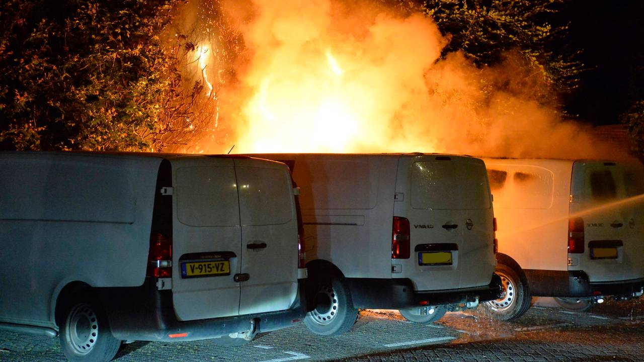 Fire destroys two vans in Breda