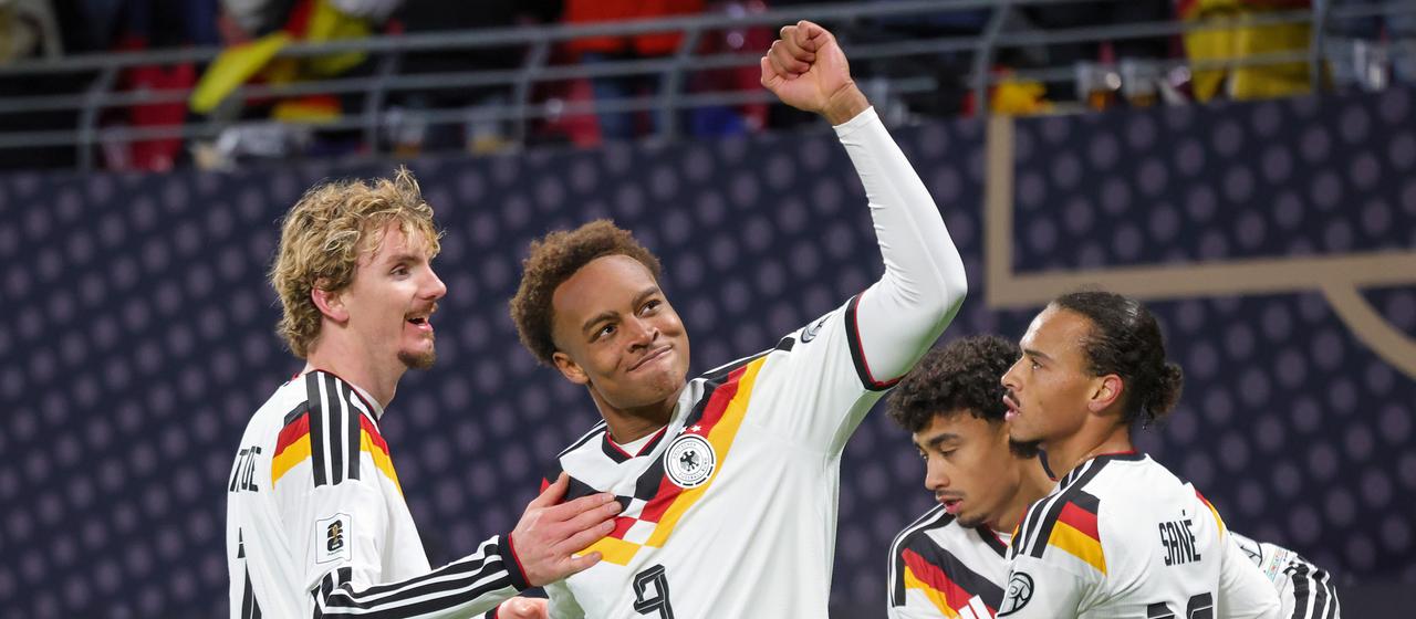 Germany's Assan Ouedraogo (r.) celebrates next to Nick Woltemade after his goal against Slovenia