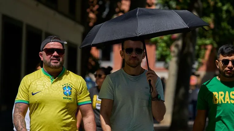 Football fans protect themselves from the heat: There will also be high temperatures at the World Cup.