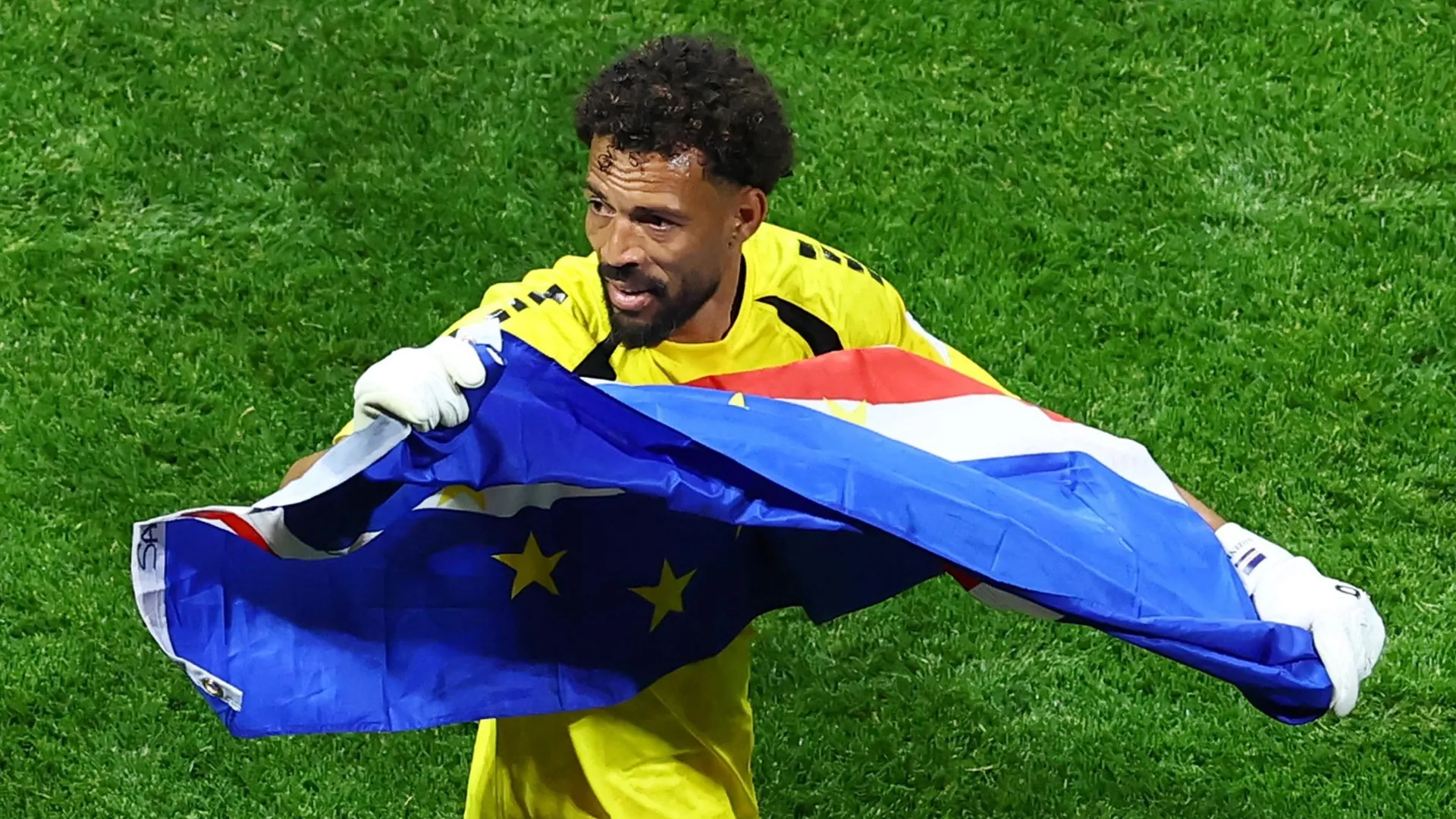 Vozinha celebrates with the national flag: The Cape Verde keeper became a star in a short time.