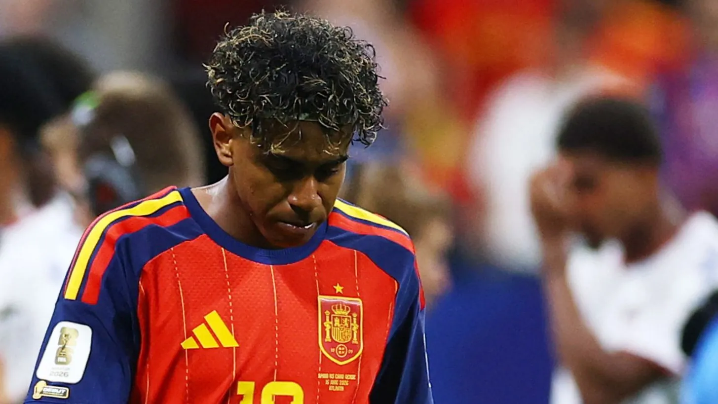 Lamine Yamal's head bowed: The superstar couldn't help Spain win either. Lamine Yamal's head bowed: The superstar couldn't help Spain win either.