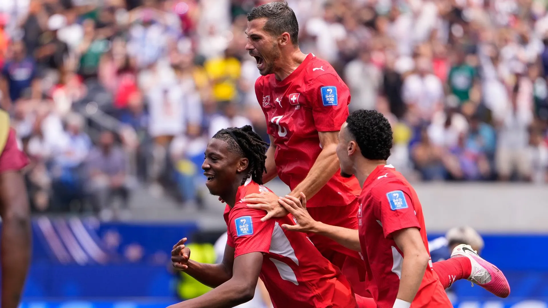 Huge celebration for Switzerland: The "Confederates" continue to hope for the knockout round. Huge celebration for Switzerland: The "Confederates" continue to hope for the knockout round.