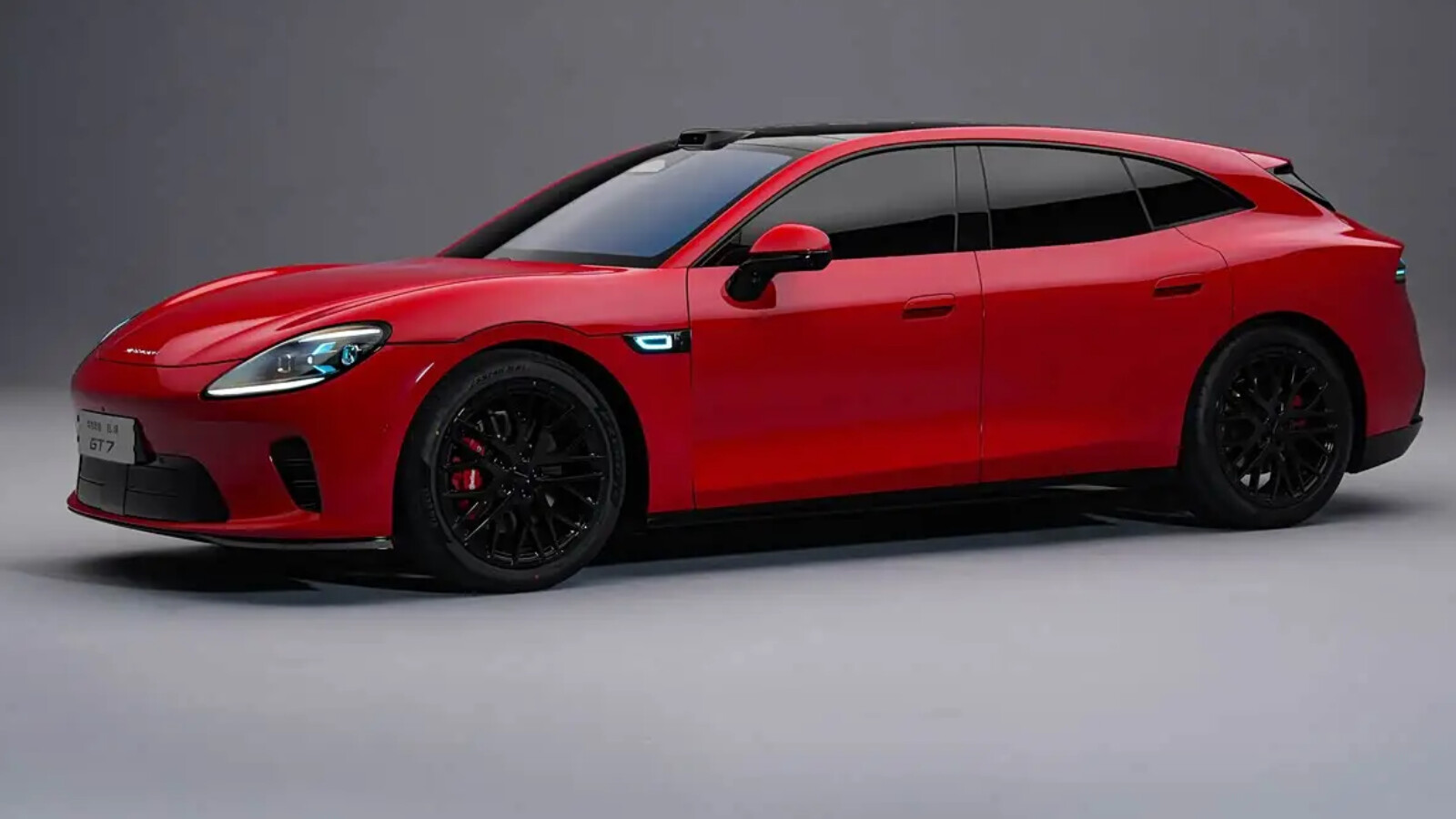 For €27,000: Electric Estate Delivers 900 km Range, Charges in 12 Minutes!