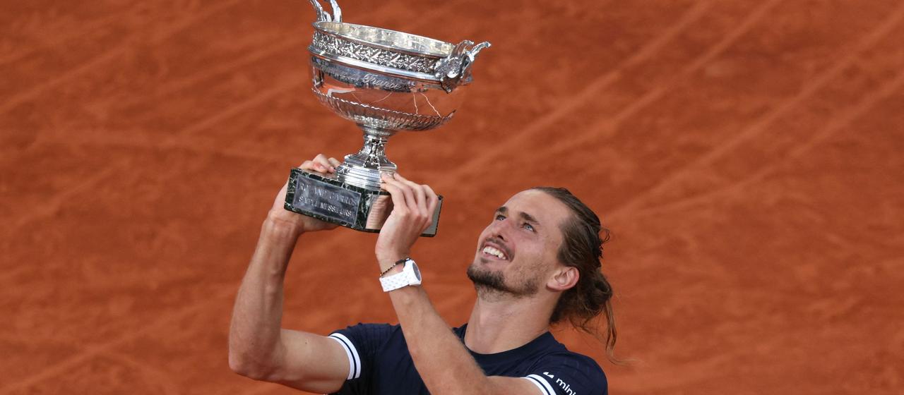 Alexander Zverev kisses the French Open trophy