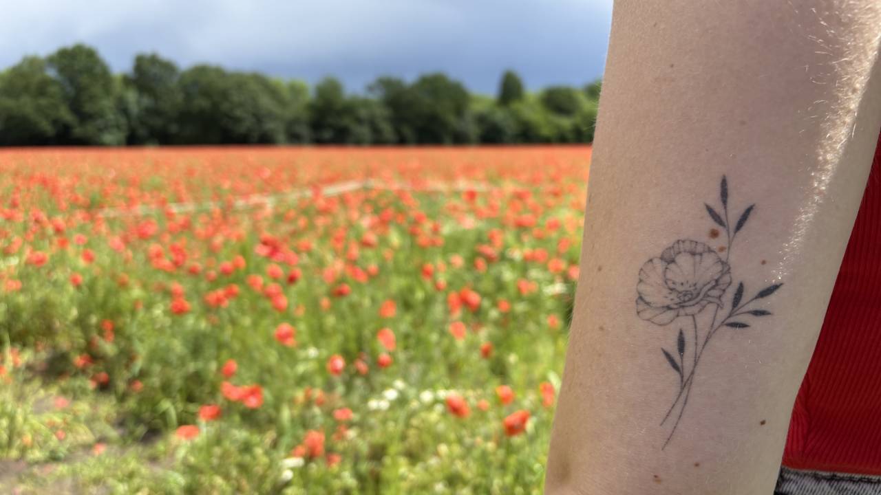 Nienke Verberne loves poppies so much that she has a tattoo of them on her arm (photo: Wilco Zonneveld).