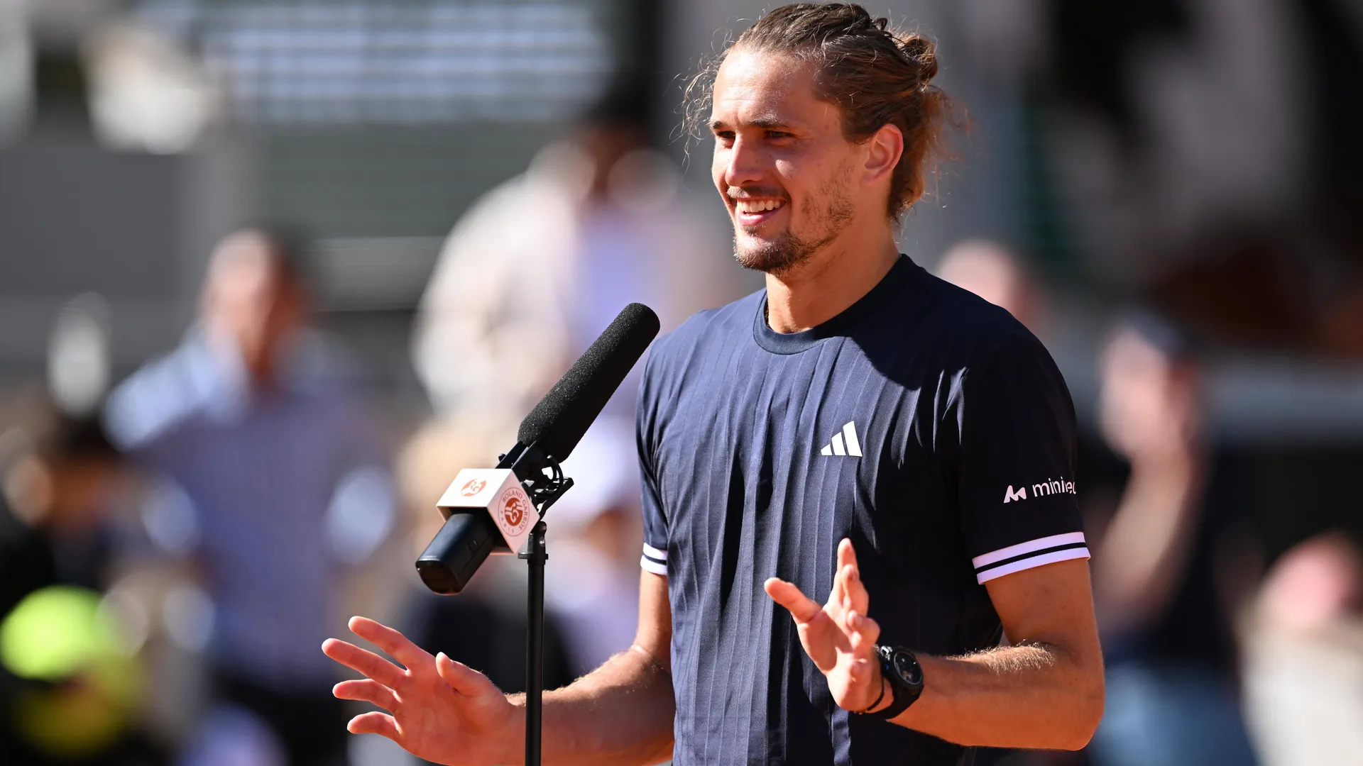 In a good mood: Alexander Zverev in an interview after his victory in the semi-finals of the French Open.