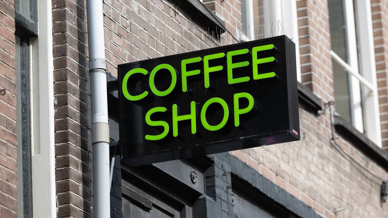 From the city center to the outskirts: quickly order in the car at coffee shops
