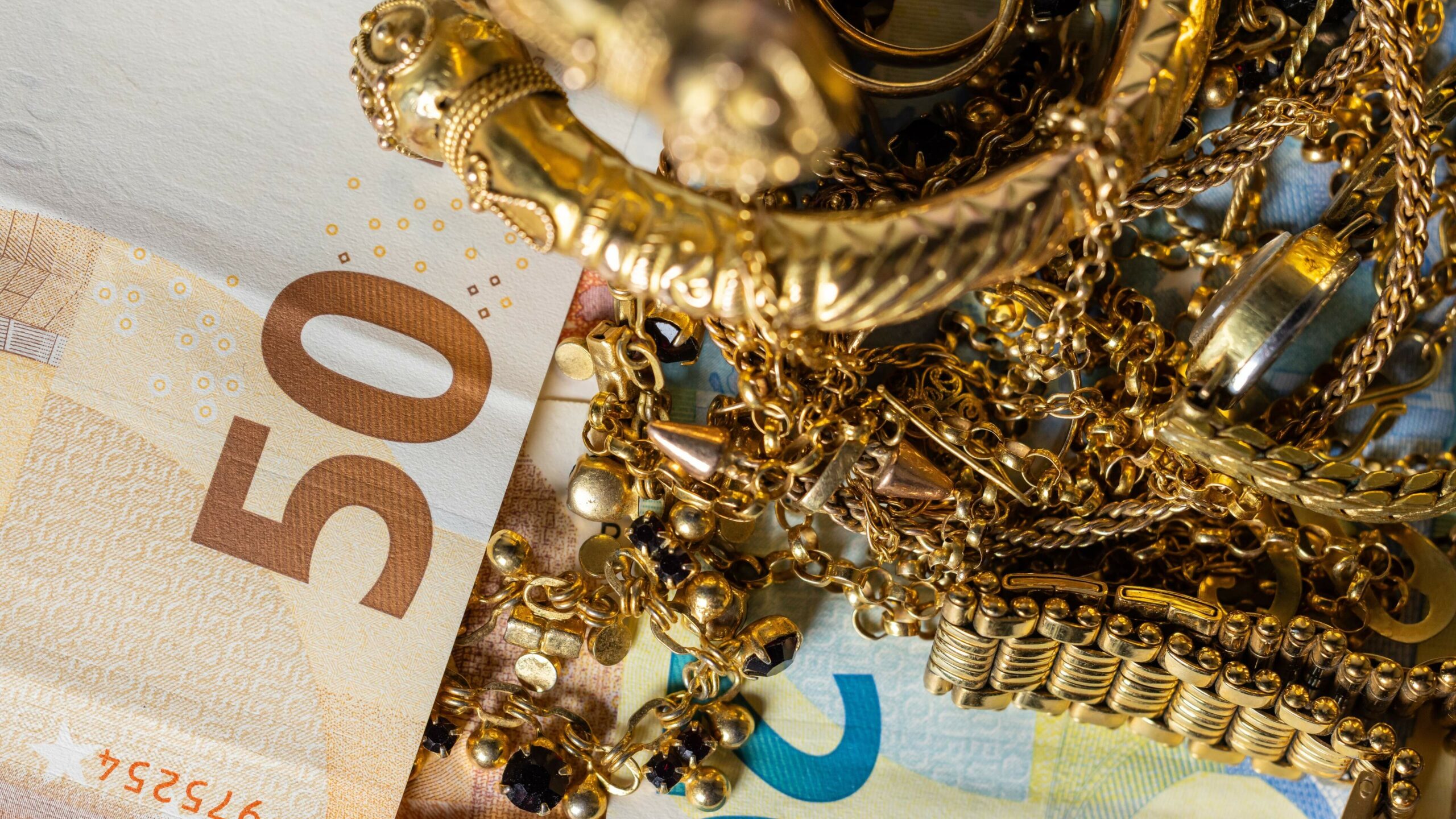 Gold fever turns into unrest: why the price suddenly falls sharply