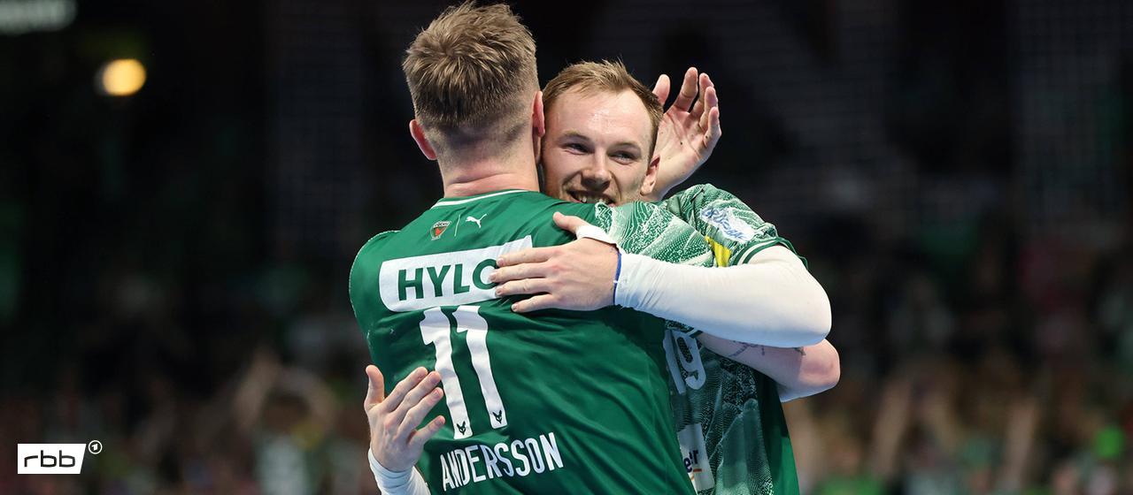 The Füchse players Lasse Andersson (left) and Mathias Gidsel cheer [Quelle: IMAGO / Contrast]