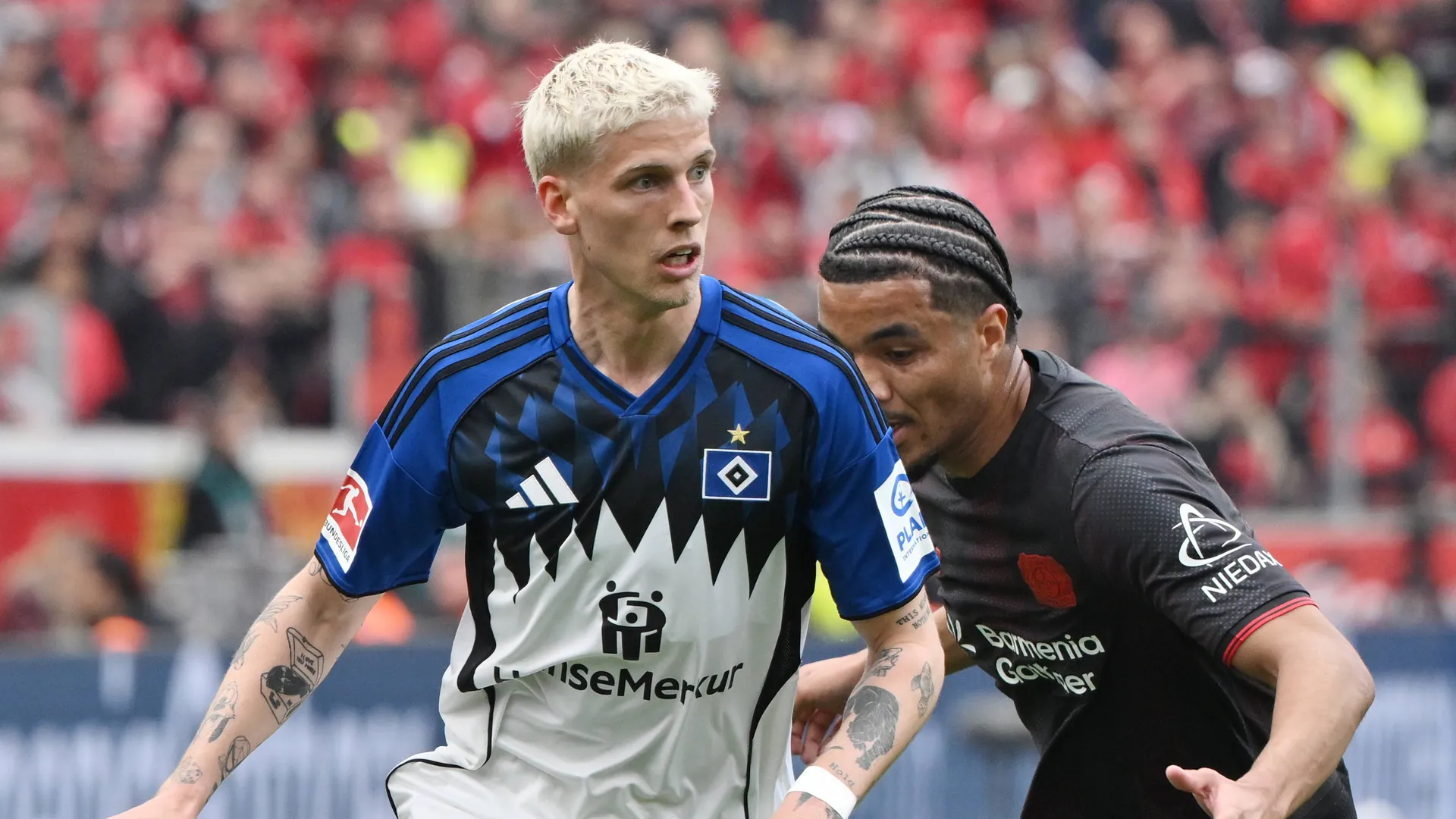 Albert Grönbaek (l.) against Malik Tillmann from Bayer Leverkusen: The Dane will also play for HSV next season.