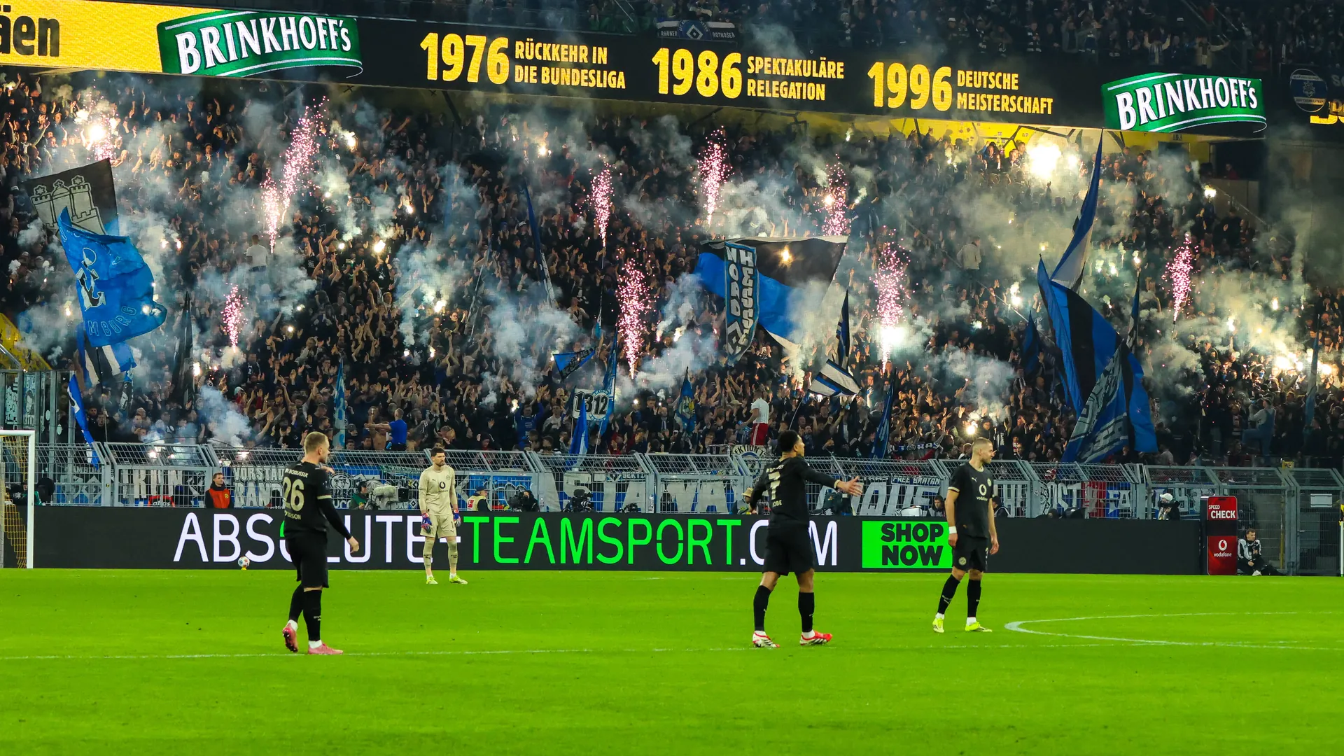 The guest block is brightly lit (archive photo): The use of pyrotechnics by fans in Dortmund costs HSV 153,000 euros. The guest block is brightly lit (archive photo): The use of pyrotechnics by fans in Dortmund costs HSV 153,000 euros.