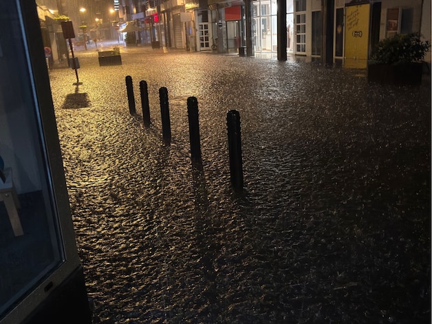 The Stormestraat in Waregem was flooded due to the heavy rain.