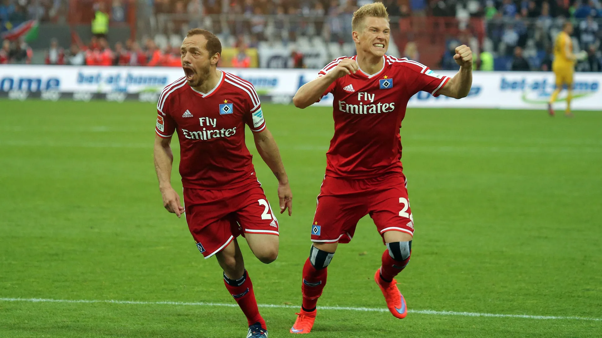 Marcelo Diaz (l.) and Matthias Ostrzolek celebrate (archive photo): The Chilean saved HSV from relegation at the last second in 2015.