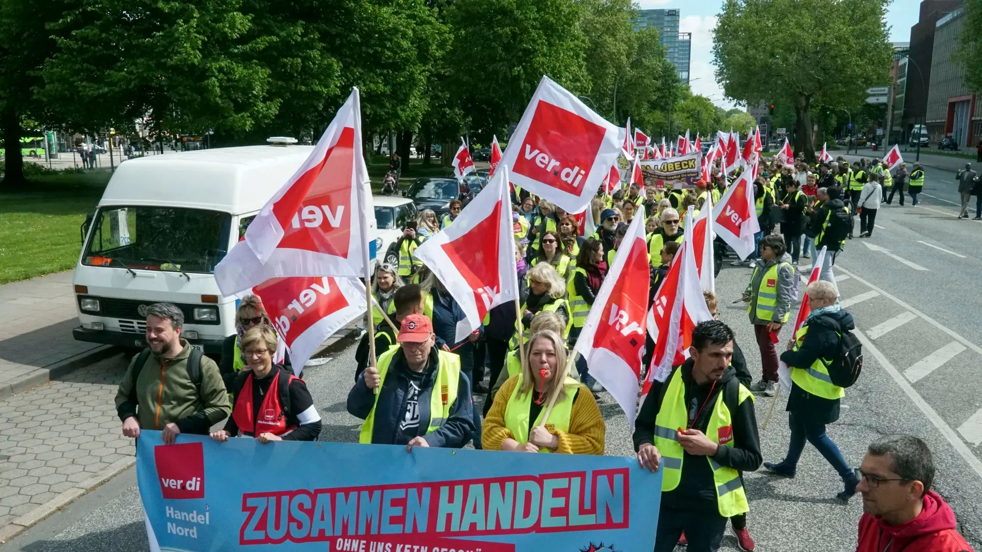Hamburg’s Supermarkets Hit by Warning Strike: What Shoppers Should Know