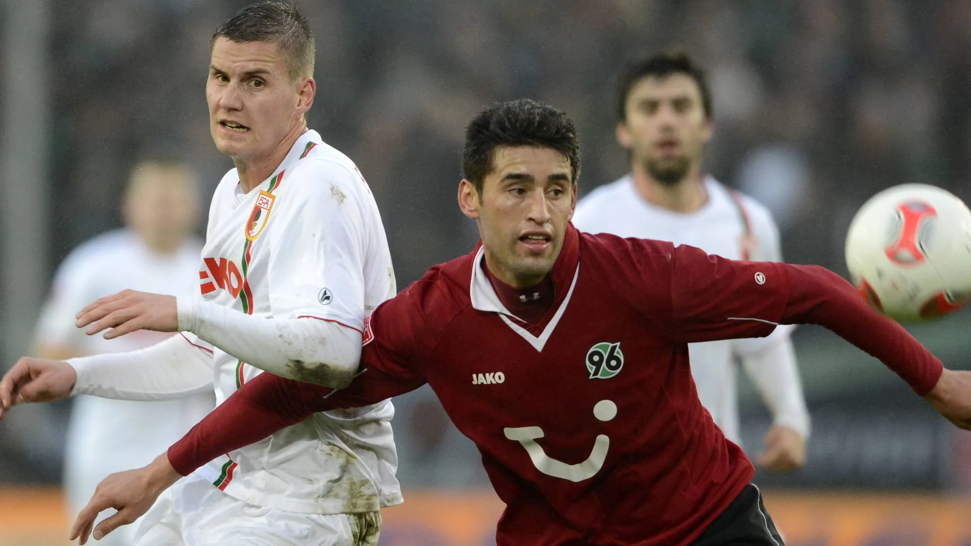 Karim Haggui (right) in a duel with Augsburg's Torsten Oehrl (left) (archive photo): The Tunisian defended for Hannover 96 for four years.