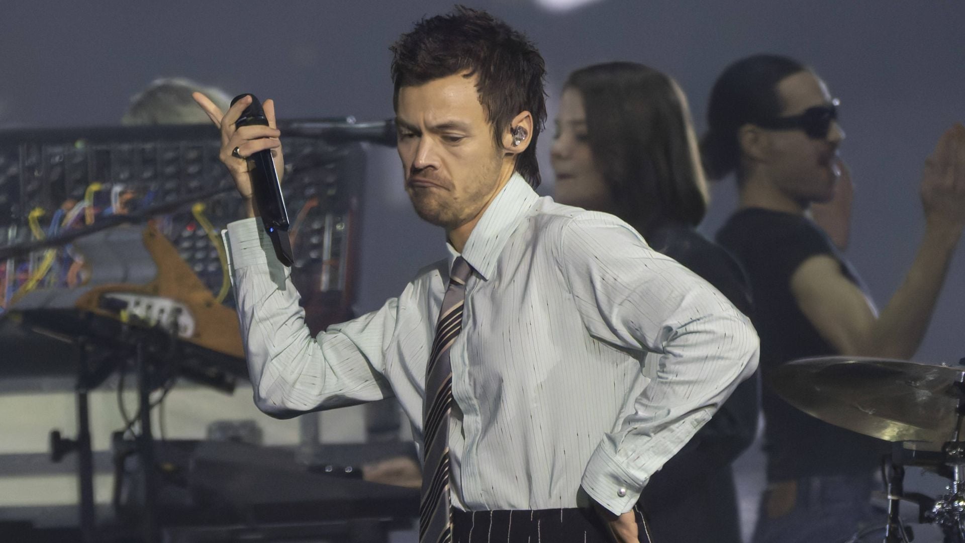 Harry Styles Halts Concert for Hilarious Fan Sign: What Happened Next?