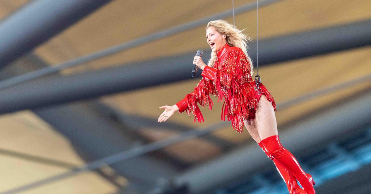 Helene Fischer Shocks Fans with Incredible 11-Minute Plank Record