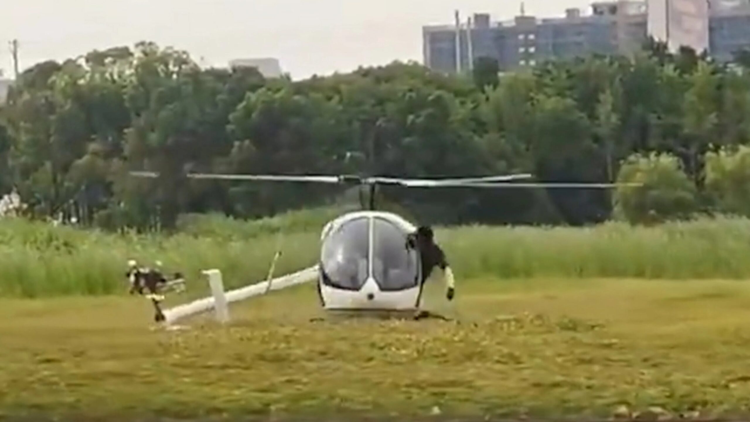 Helicopter goes around in circles in China: occupants thrown through cockpit