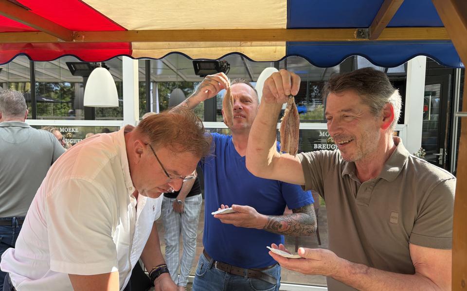 Herring party in Winschoten revived. ‘I’ve already had twelve in one day’