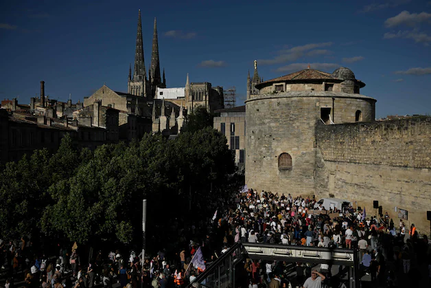 Demonstrators are destroying the building of the Paleis of Justice, the view of the Cathedral of Saint-André, and the bankruptcy for the urgent protection of children.