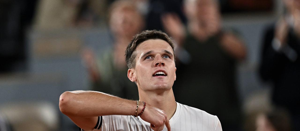 Jakub Mensik points to himself after beating Jao ​​Fonseca