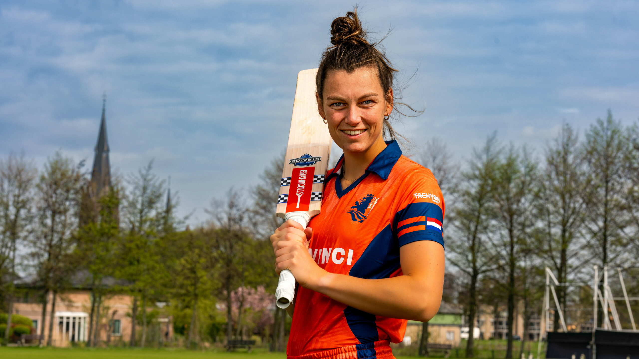 Hundreds of millions of fans sit in front of the TV as captain Babette de Leede (26) makes her debut with the Dutch team at the World Cup cricket