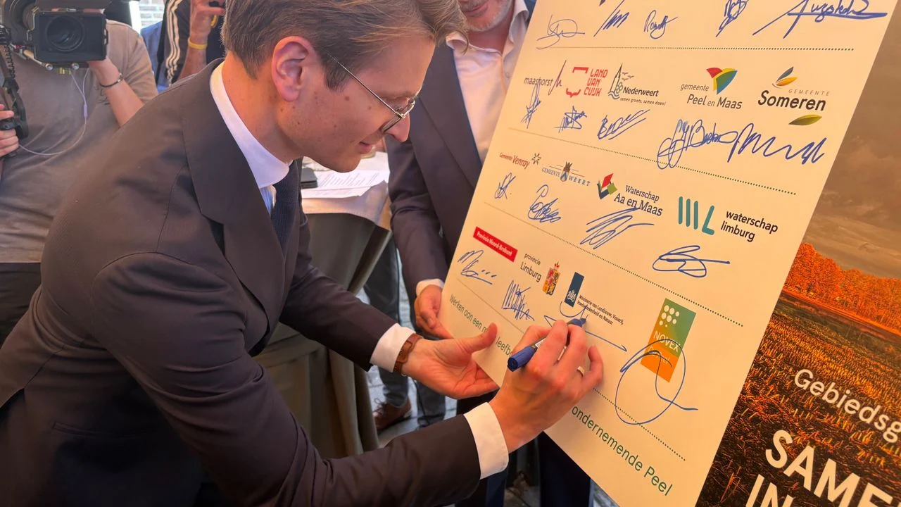 Official signing of measures to save De Peel (photo: Alice van der Plas).