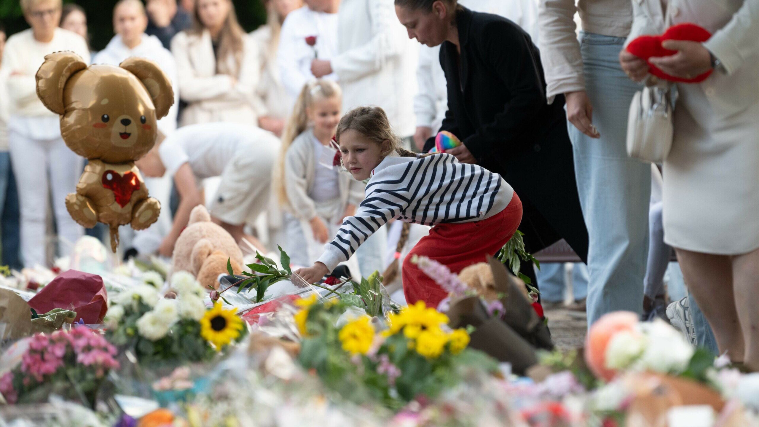 Hundreds of people participate in a silent march after Axel’s fatal accident: ‘You cannot carry this alone, but together’